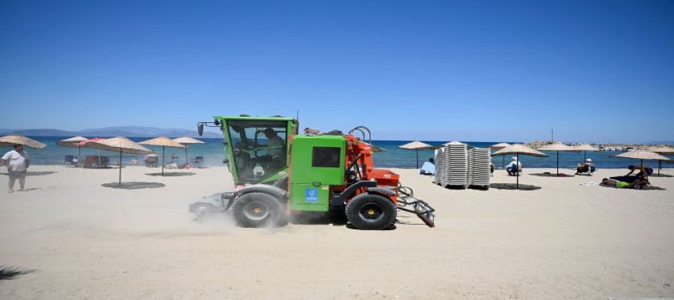 Kuşadası Belediyesi son olarak filosuna son model bir kum temizleme aracı daha ekledi