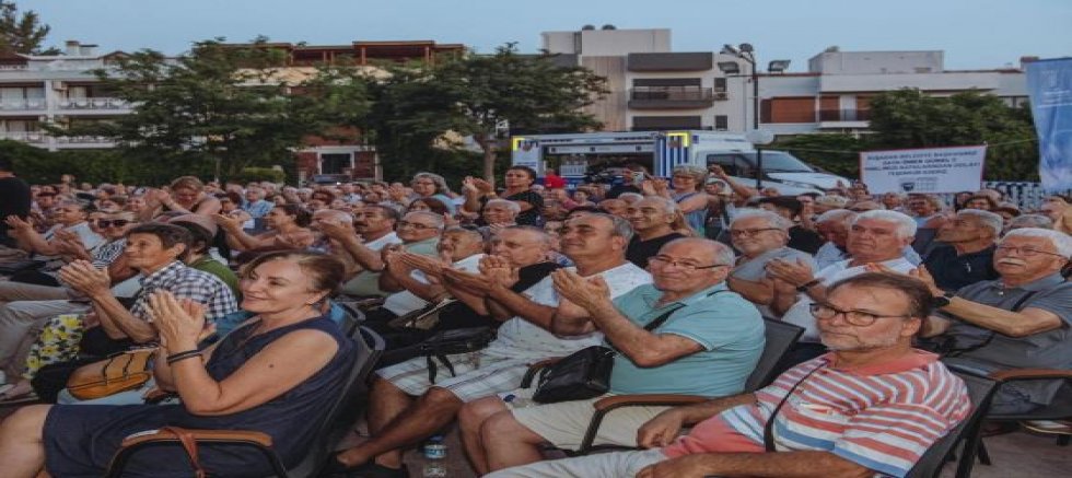 Kuşadası'nda Anayasa değişikliğinin ülkeye getireceği olumlu ve olumsuz yanlar konuşuldu