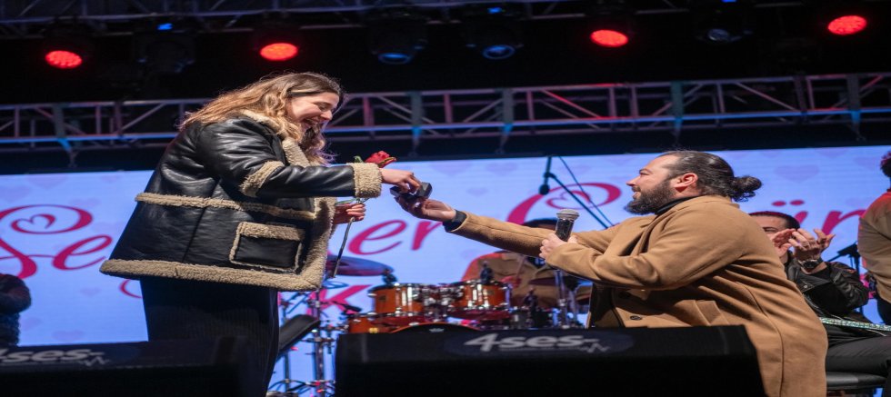 KUŞADASI’NDA AŞKIN SESİ: KONSERDE SÜRPRİZ EVLİLİK TEKLİFİ!GELDİ.