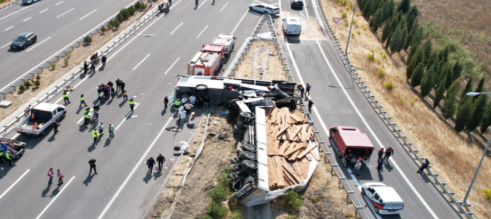 Manisa'da 11 kişinin hayatını kaybettiği kazayla ilgili vahim iddia! 2 şoför gözaltına alındı