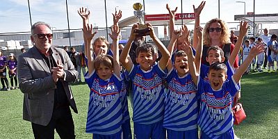 23 Nisan futbol turnuvasında kupalar sahiplerini buldu