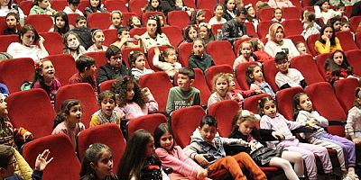 Aydın Büyükşehir Belediyesi Şehir Tiyatrosu çocuklara unutulmaz bir gün yaşattı