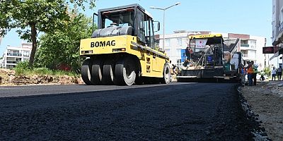 DAVUTLAR MAHALLESİ’NE 25 BİN METREKARE DAHA SICAK ASFALT 