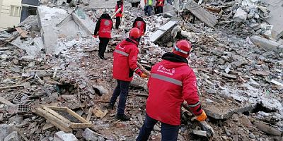 DEPREMDE ÇÖKEN BİR BİNAYA İLK MÜDAHALE EFAK’TAN