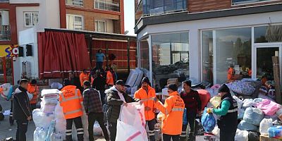 EFELER BELEDİYESİ İLE HALK EL ELE VERDİ 8 TIR YARDIM MALZEMESİ TOPLANDI