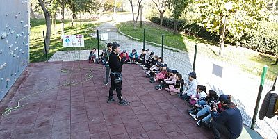 Efeler’in olimpik tırmanma duvarı küçük izcileri ağırladı