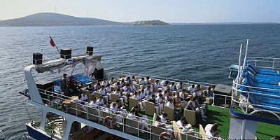 Ellerinde Kitaplarla Maviliklere Açıldılar