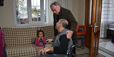 Germencik Belediyesi bir engelli vatandaşa daha tekerlekli sandalye hediye etti
