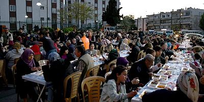 KUŞADASI BELEDİYESİ'NDEN RAMAZAN AYI BOYUNCA 15 BİN KİŞİLİK İFTAR YEMEĞİ
