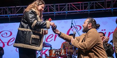 KUŞADASI’NDA AŞKIN SESİ: KONSERDE SÜRPRİZ EVLİLİK TEKLİFİ!GELDİ.