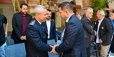 KUŞADASI’NDA İLÇE PROTOKOLÜ VATANDAŞLARLA BAYRAMLAŞTI