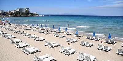 KUŞADASI’NIN DİLLERE DESTAN PLAJLARI BU YIL DA MAVİ BAYRAK İLE TAÇLANDI