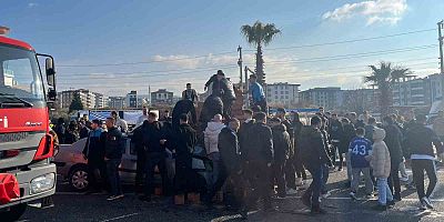 Kütahyaspor taraftarı, kazada yaralı sürücünün yardımına koştu