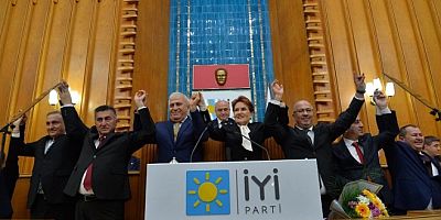 Meral Akşener, Mehmet Fatih Atay'a rozetini taktı