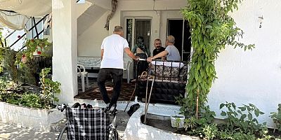 Minik Mustafa tekerlekli sandalyesine kavuştu