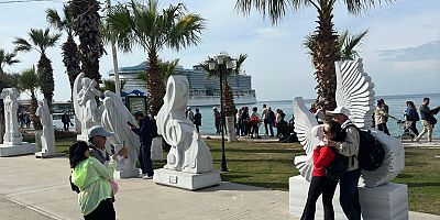 SUN PRINCESS YOLCULARI NEOPOLİS HEYKELLERİNE HAYRAN KALDI